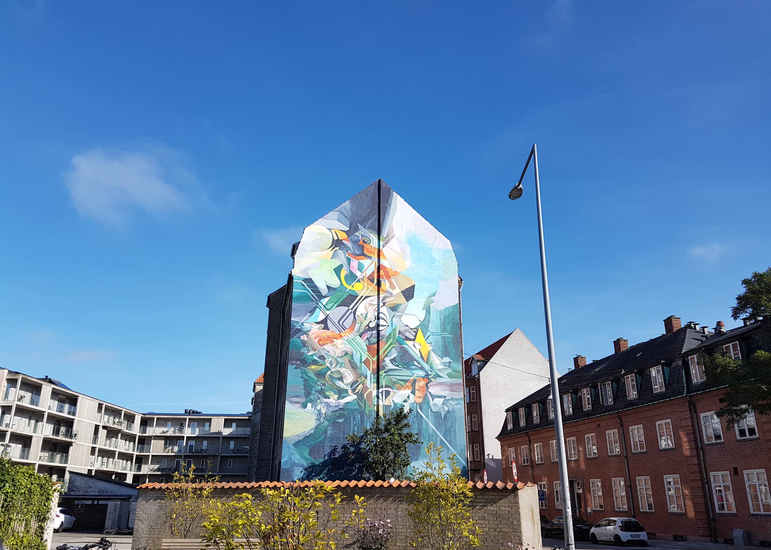 Großflächiges Graffiti auf der Fassade eines Wohnblocks