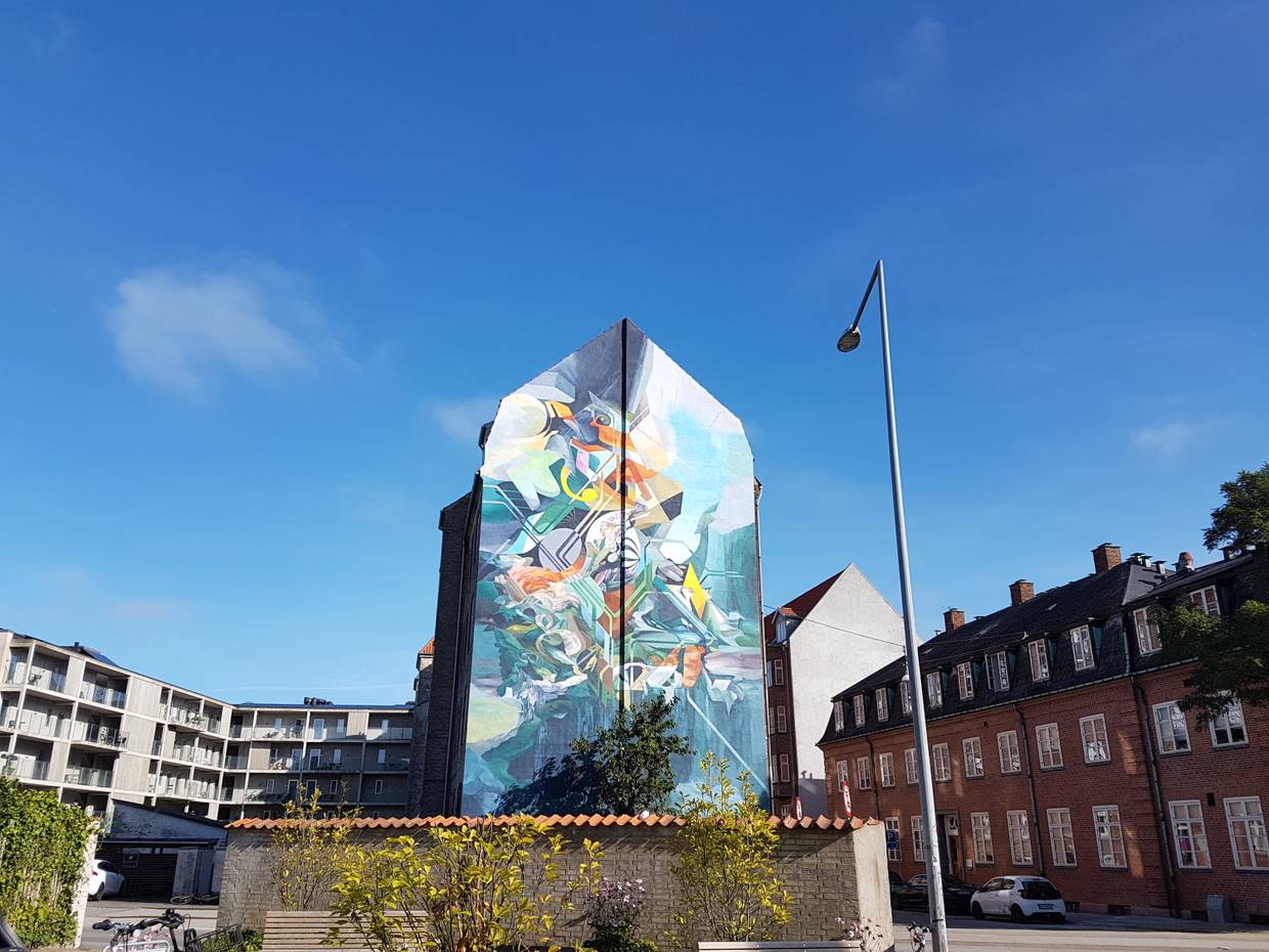 Großflächiges Graffiti auf der Fassade eines Wohnblocks