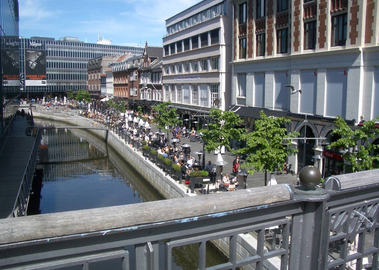 Straßenzug am Fluss Aa