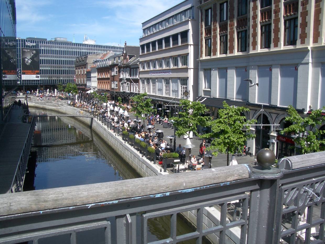 Straßenzug am Fluss Aa
