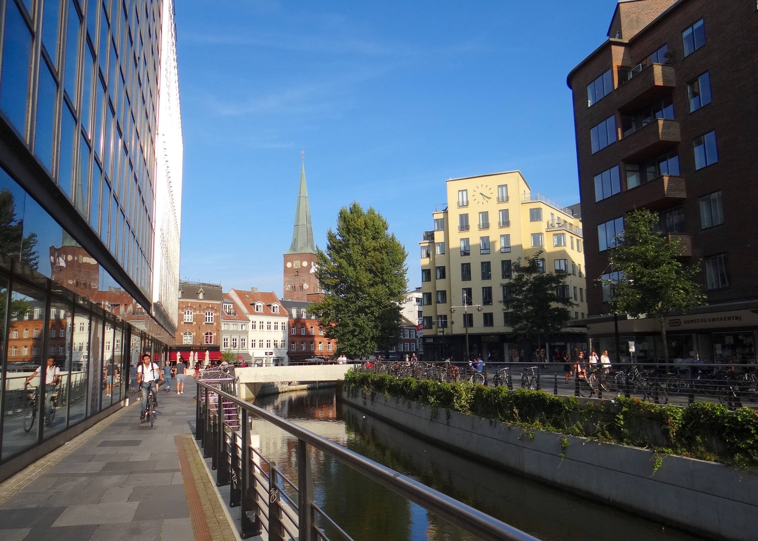 Straßenzug am Fluss Å