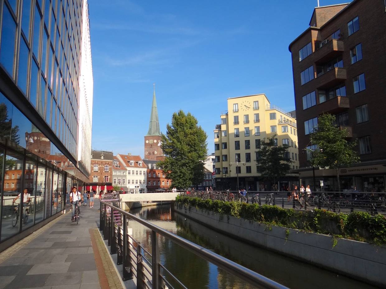 Straßenzug am Fluss Å