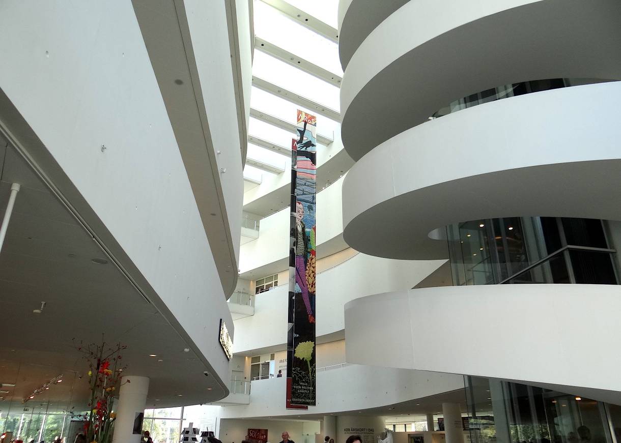 Innenansicht des Museums, weiße, geschwungene Balkone über mehrere Etagen