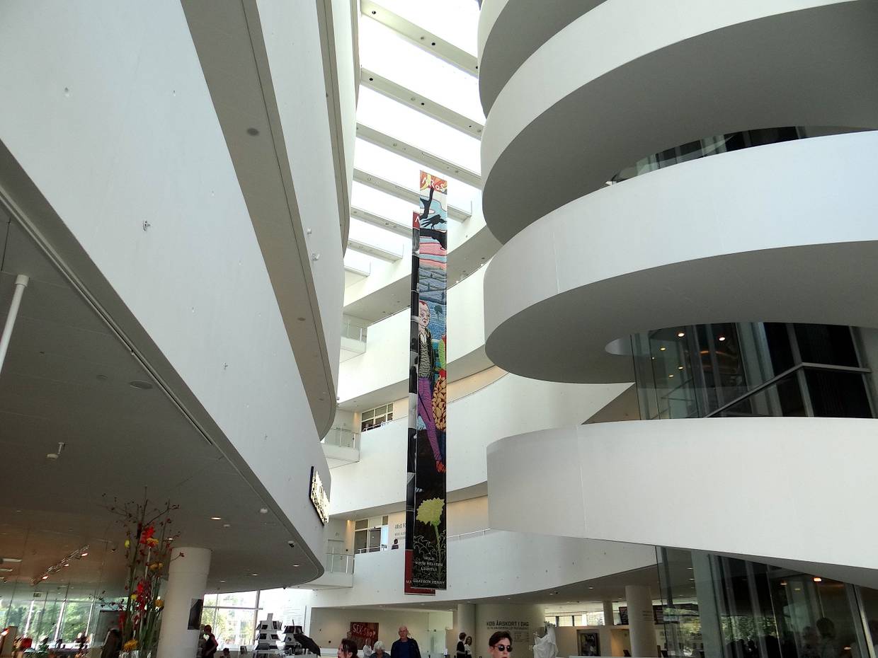 Innenansicht des Museums, weiße, geschwungene Balkone über mehrere Etagen