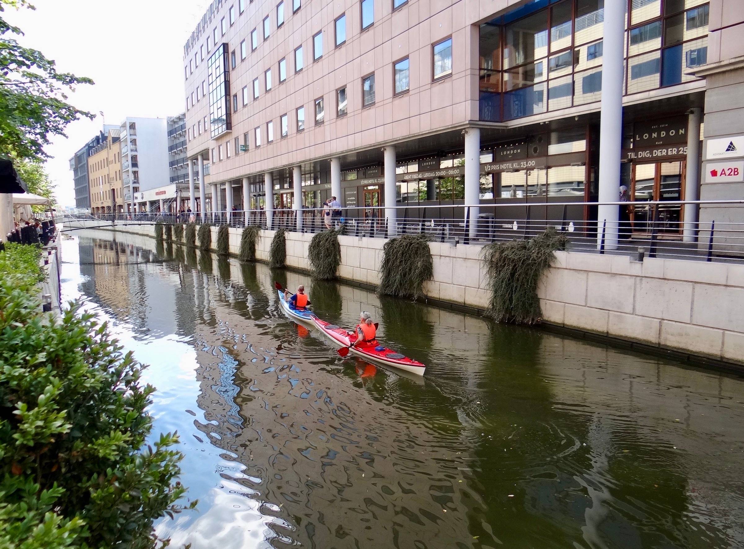 Zwei Kajakfahrer auf dem Flusslauf in der Innenstadt