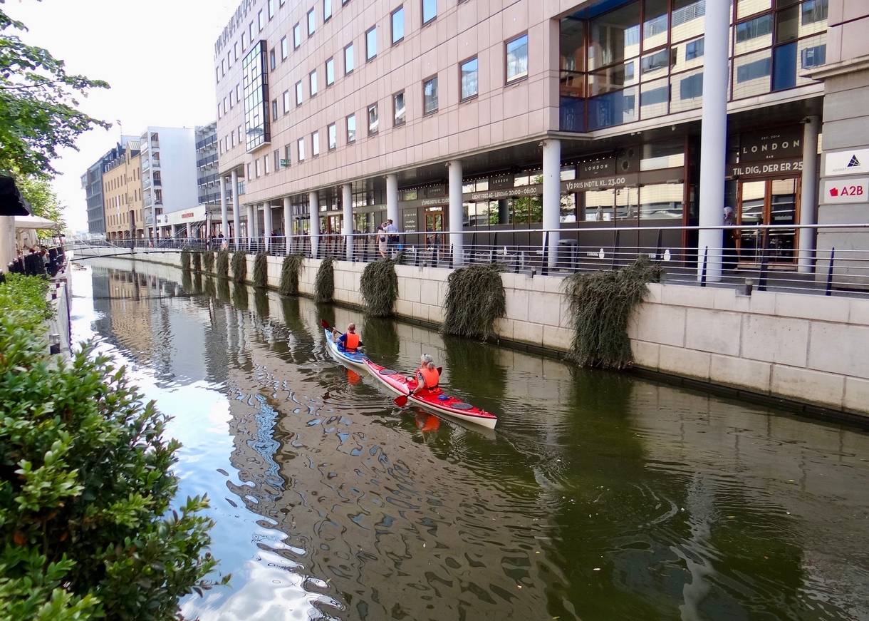 Zwei Kajakfahrer auf dem Flusslauf in der Innenstadt