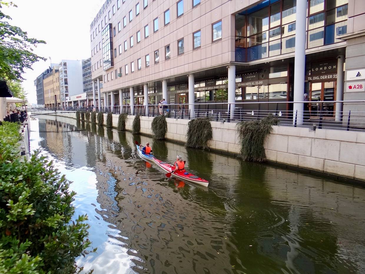 Zwei Kajakfahrer auf dem Flusslauf in der Innenstadt