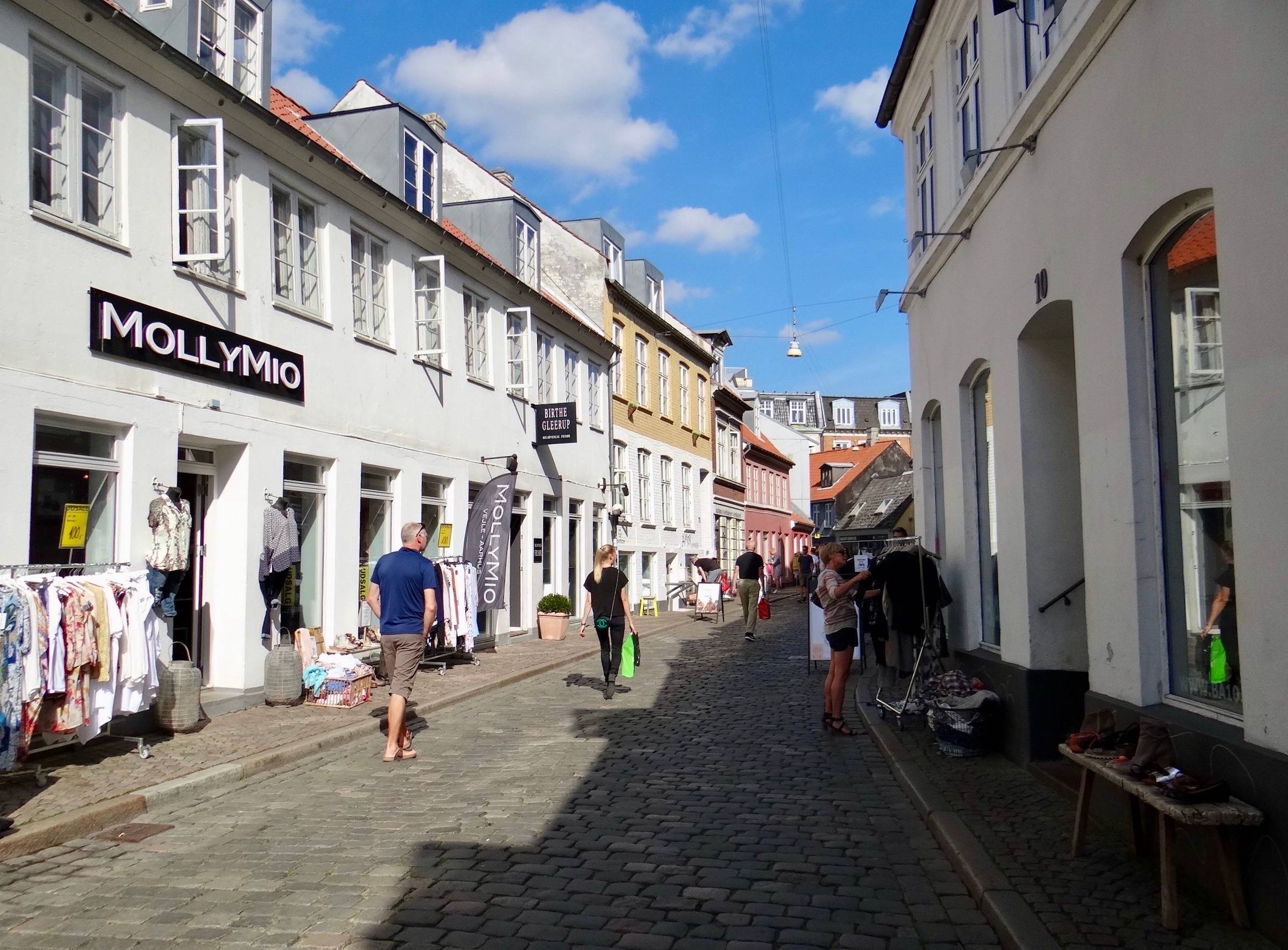 Zwei farbige, alte Häuser an einem kopfsteingepflasterten Platz