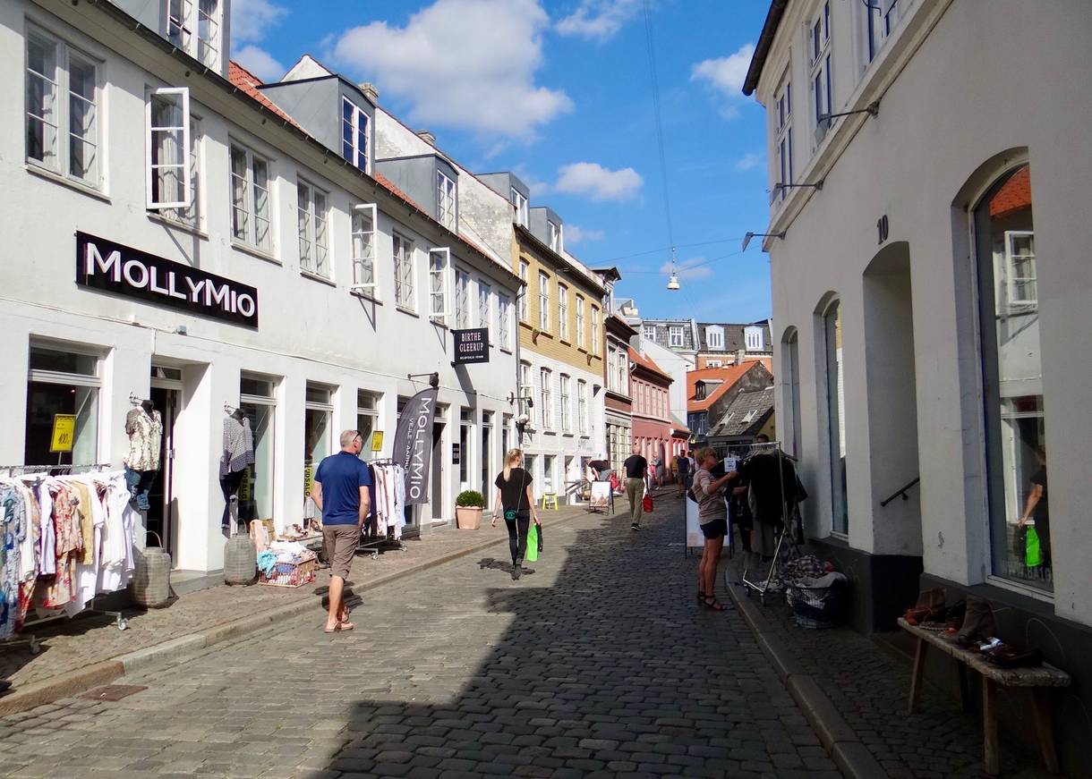 Zwei farbige, alte Häuser an einem kopfsteingepflasterten Platz