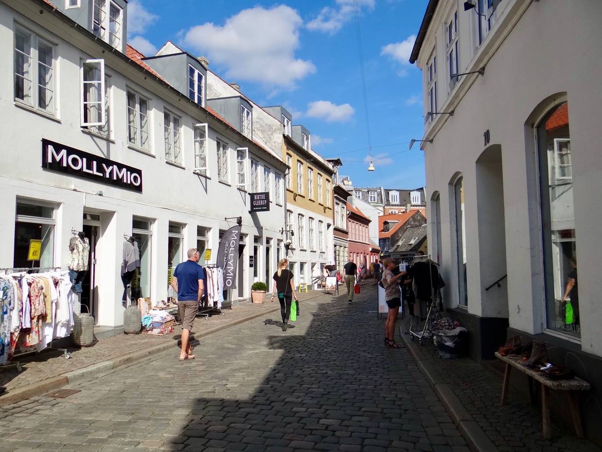 Zwei farbige, alte Häuser an einem kopfsteingepflasterten Platz