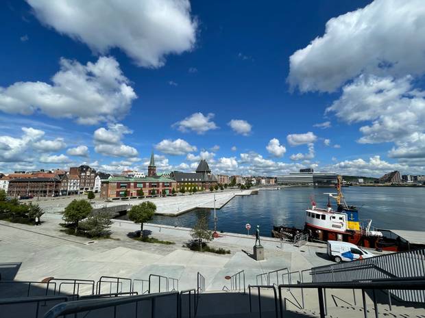 Blick über die Ostsee auf die neuen, modernen Hochhäuser am Nordhavn in Aarhus