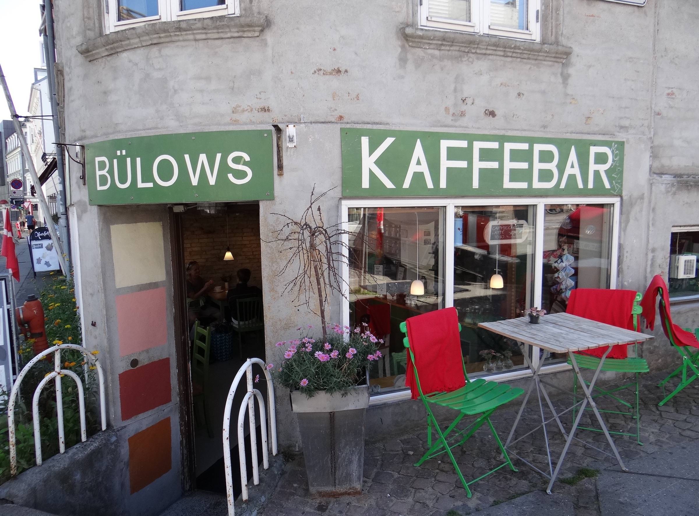 Eckgebäude mit einem Café im Keller