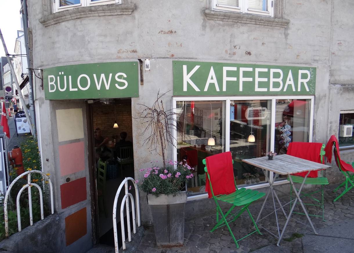 Eckgebäude mit einem Café im Keller