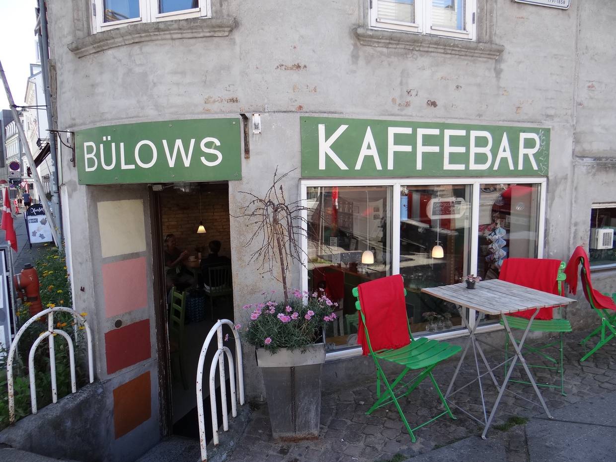 Eckgebäude mit einem Café im Keller