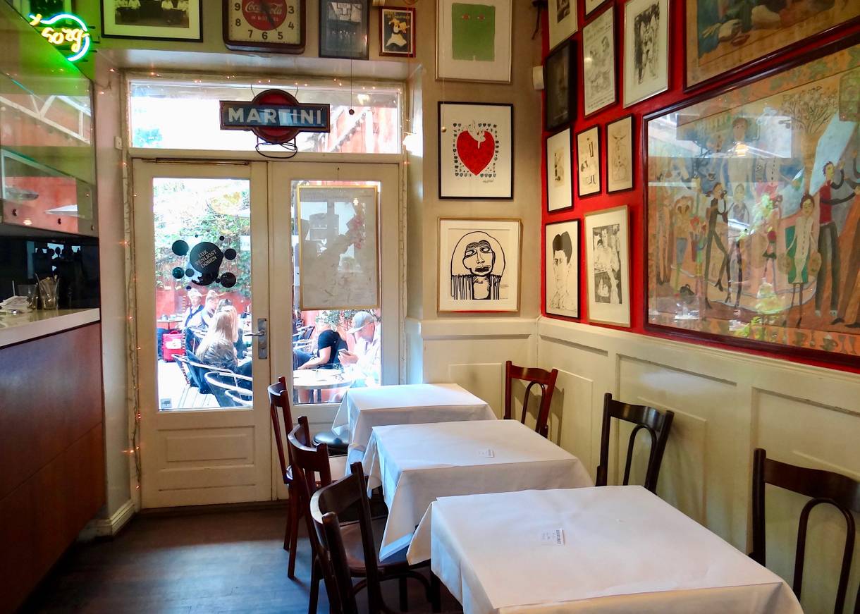 Restaurant von innen, zahlreiche Gemälde an den Wänden