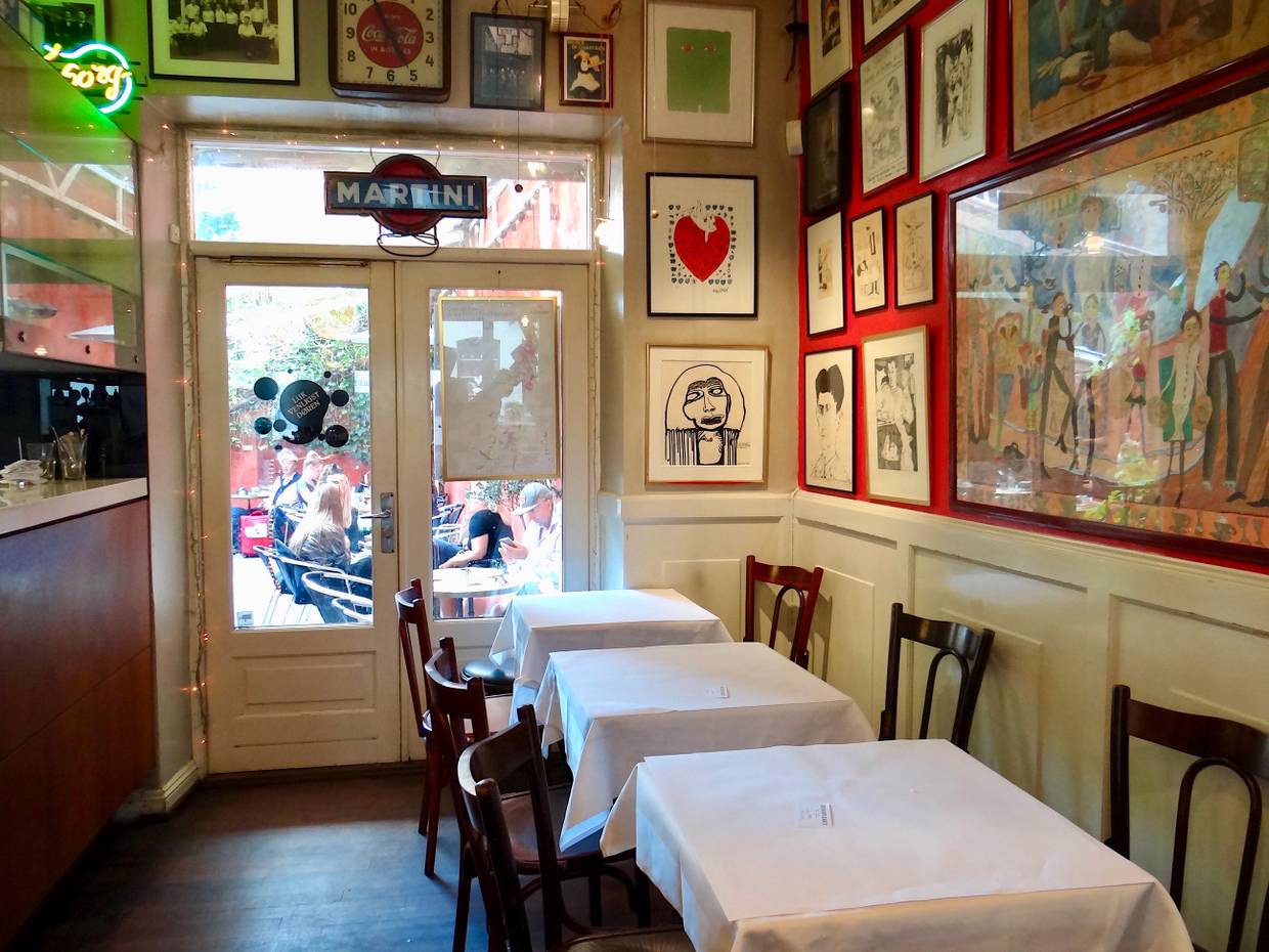 Restaurant von innen, zahlreiche Gemälde an den Wänden