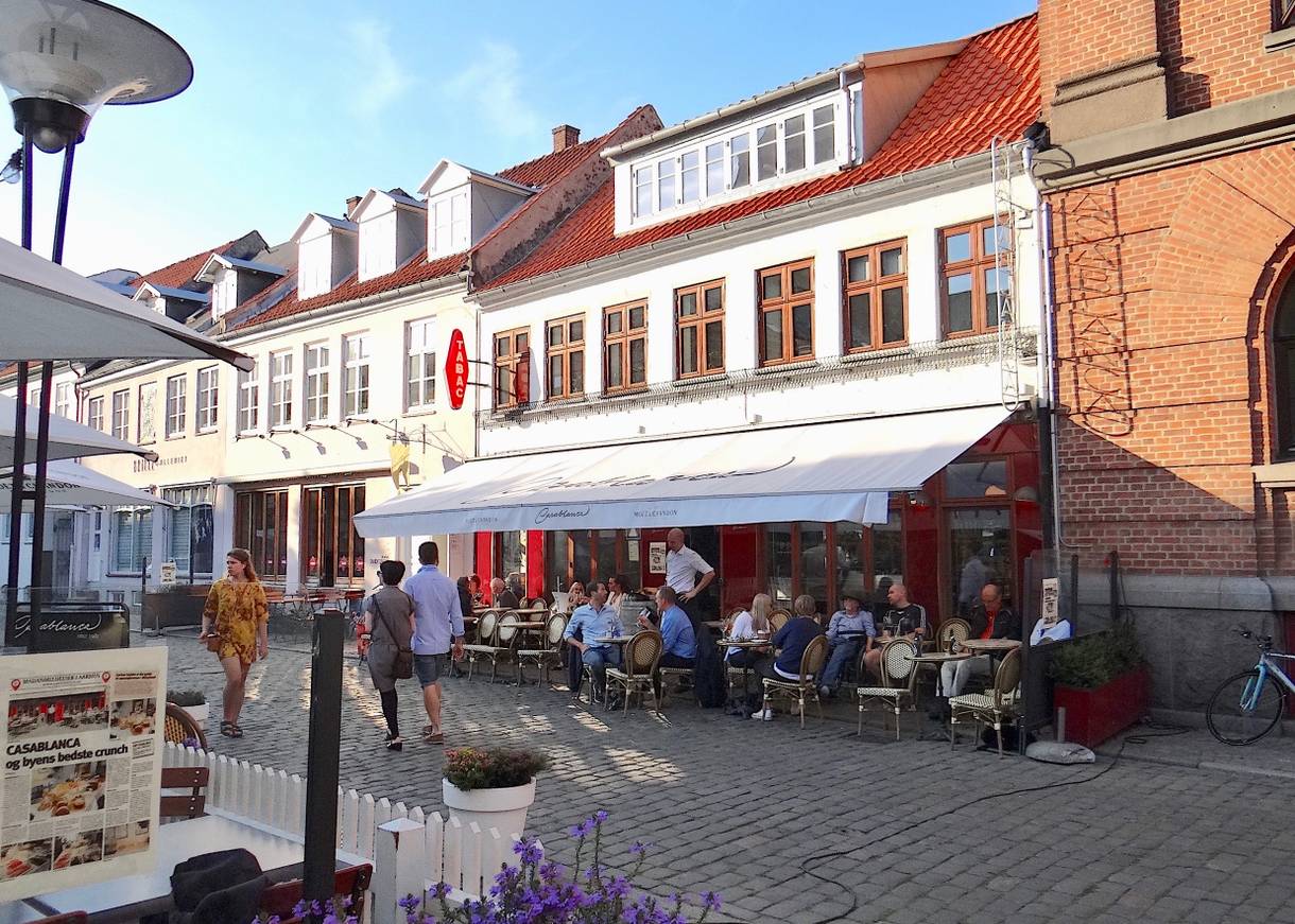 Restaurant mit einer weißen Markise über den Tischen