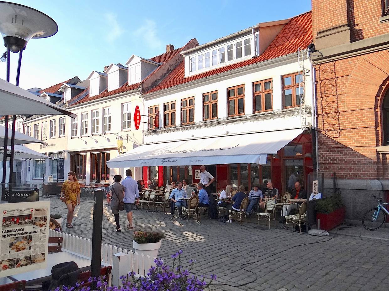 Restaurant mit einer weißen Markise über den Tischen