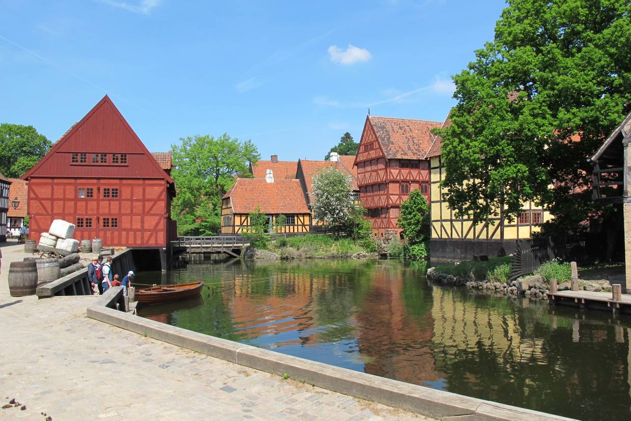 Rote und gelbe Fachwerkhäuser um einen künstlichen See