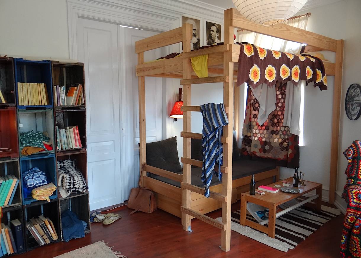 Typisches WG-Zimmer mit Hochbett und Häkeldecken