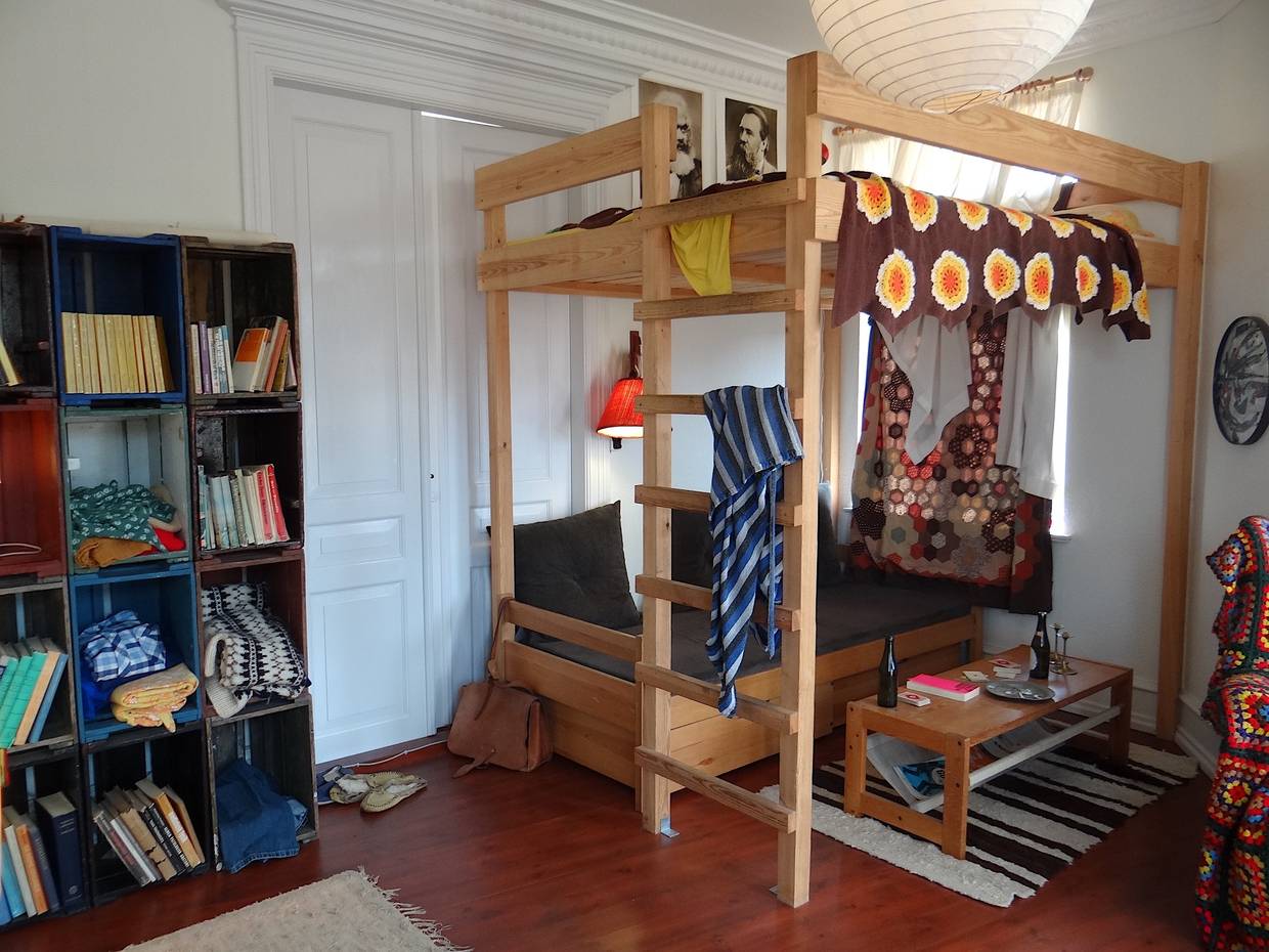 Typisches WG-Zimmer mit Hochbett und Häkeldecken
