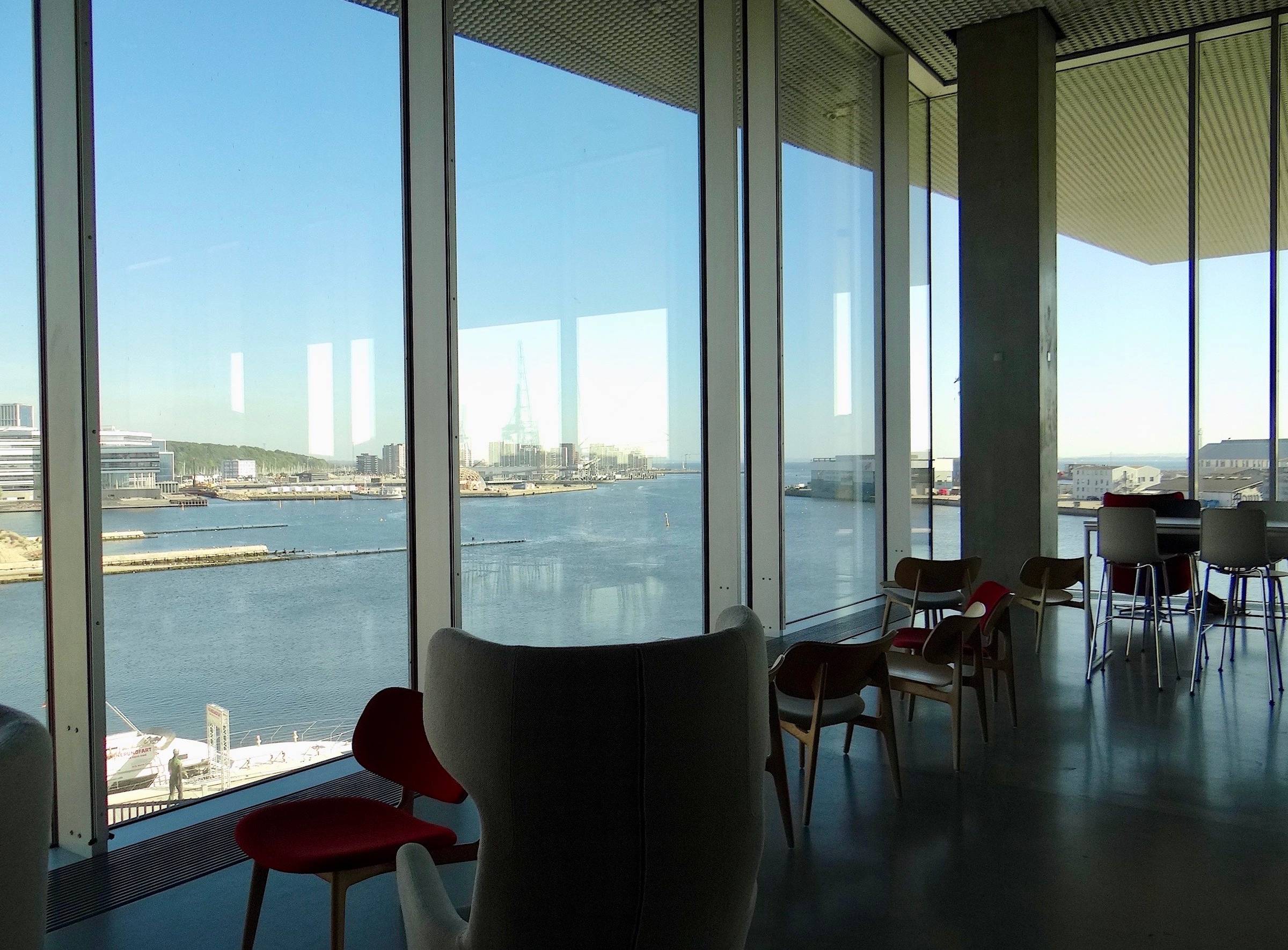 Designer-Stühle am Fenster, Aussicht auf den Hafen