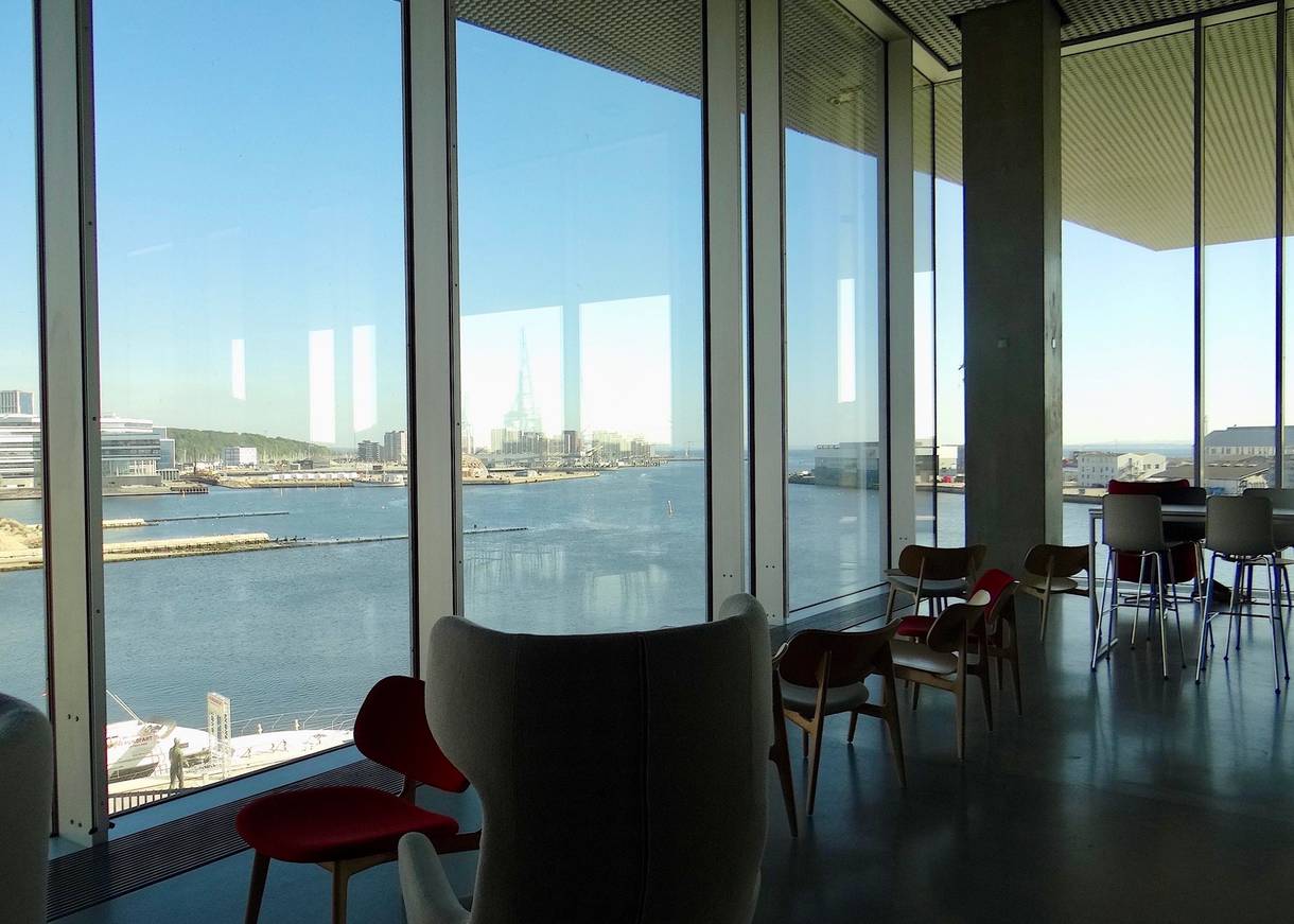 Designer-Stühle am Fenster, Aussicht auf den Hafen