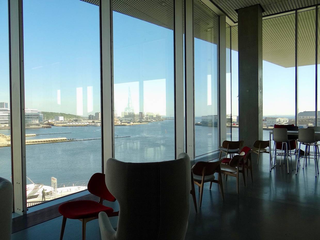 Designer-Stühle am Fenster, Aussicht auf den Hafen