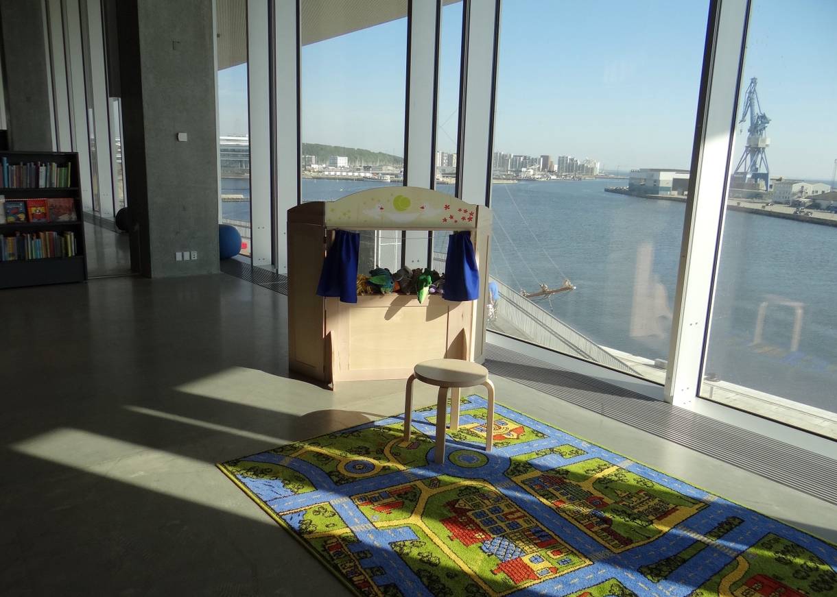 Großes Panoramafenster in der Bibliothek Aarhus mit Blick auf den Hafen
