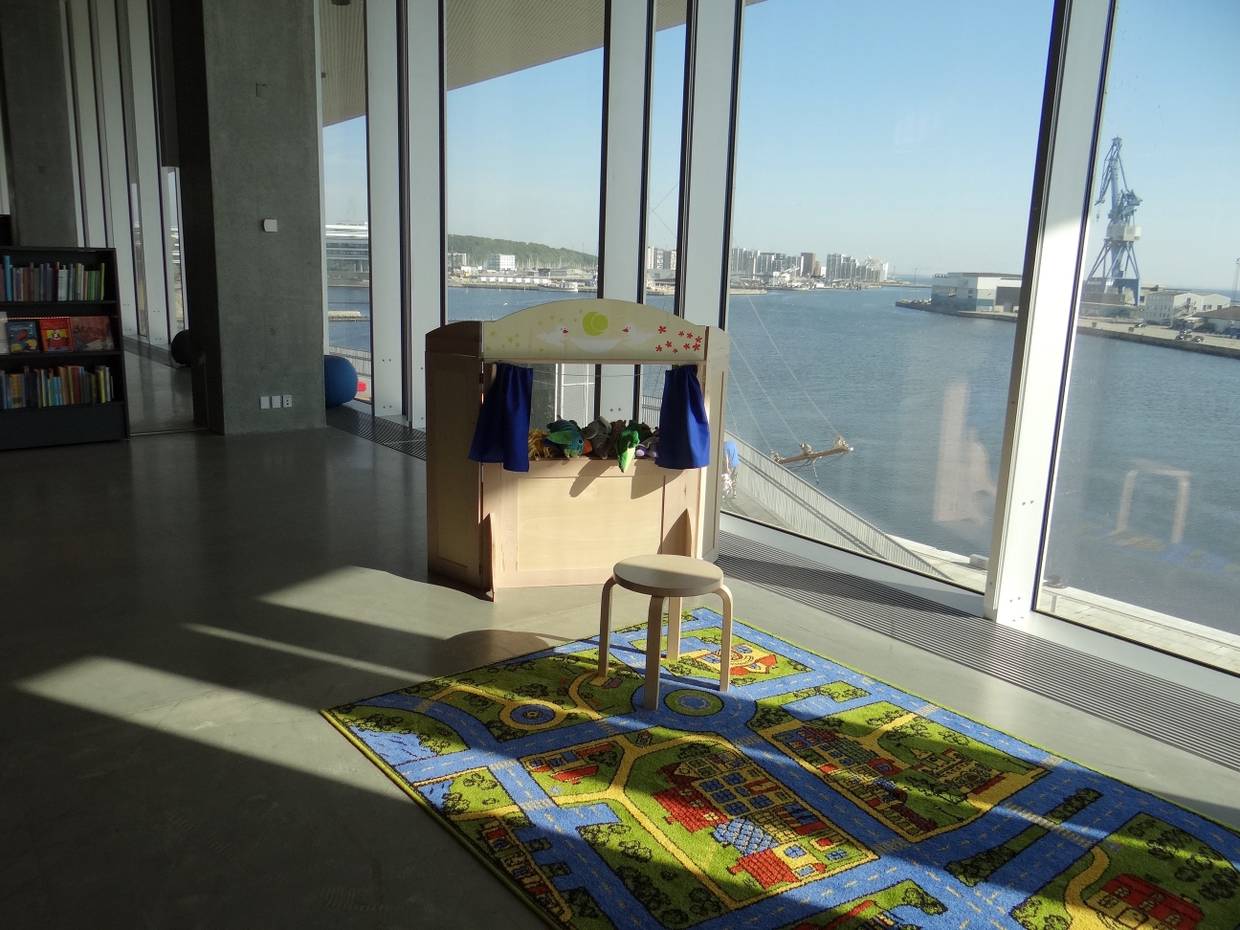 Großes Panoramafenster in der Bibliothek Aarhus mit Blick auf den Hafen