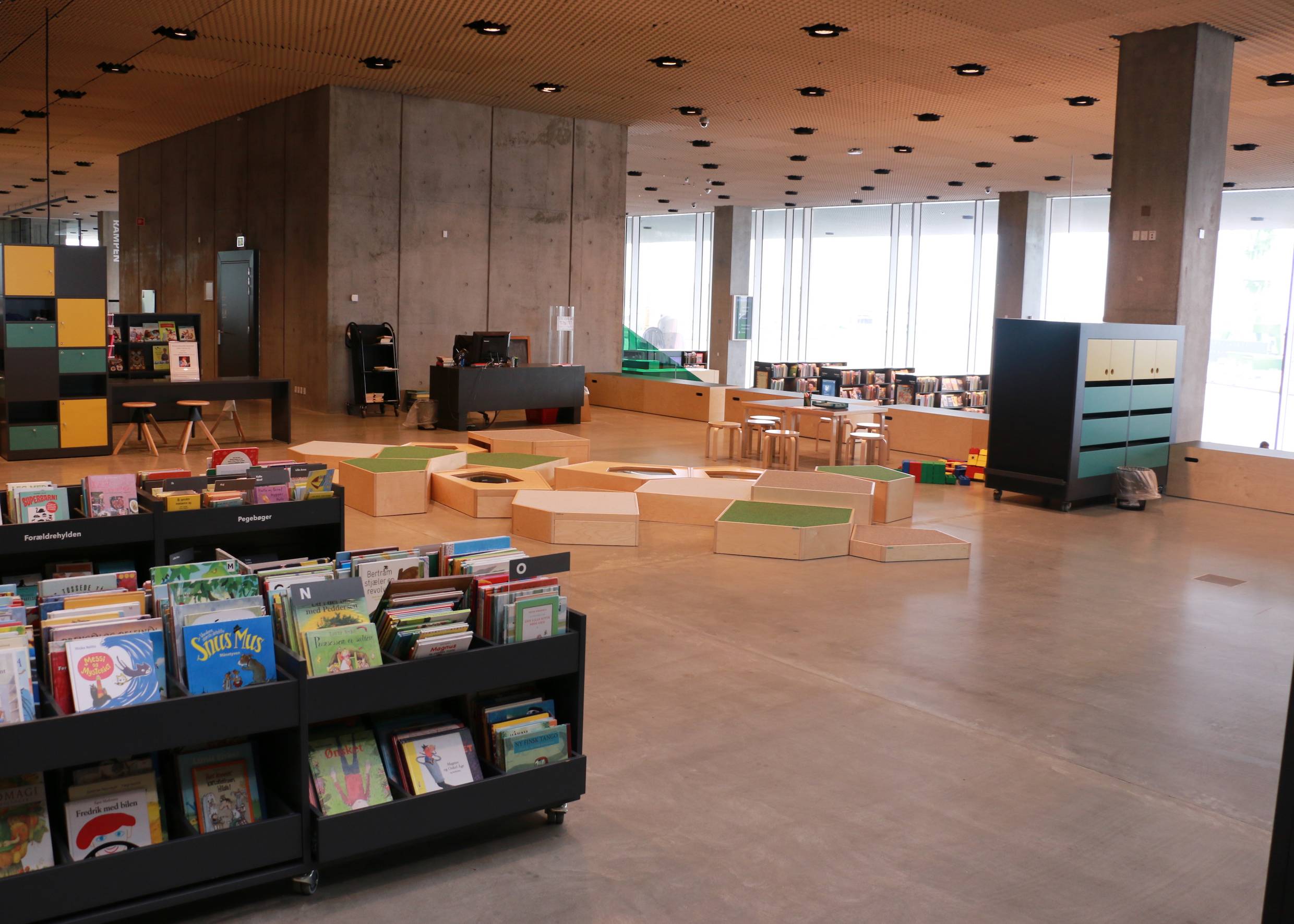 Große Spielfläche für Kinder in der Bibliothek