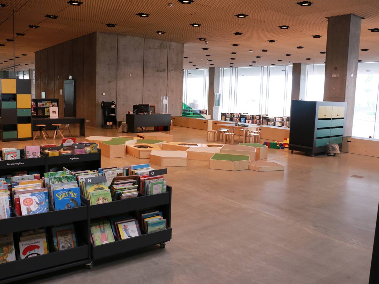 Große Spielfläche für Kinder in der Bibliothek
