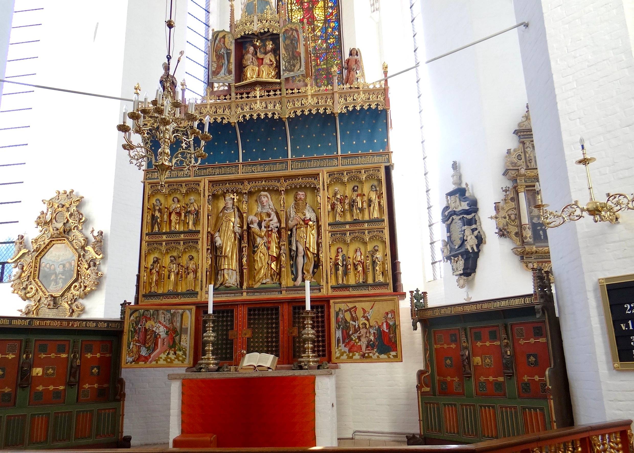 Goldverzierte Altar in der Domkirche