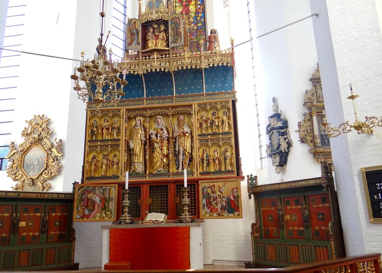 Goldverzierte Altar in der Domkirche