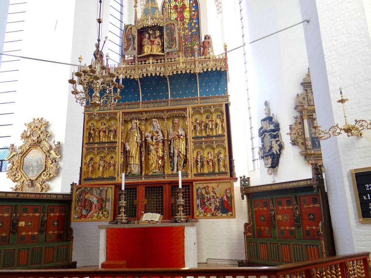 Goldverzierte Altar in der Domkirche