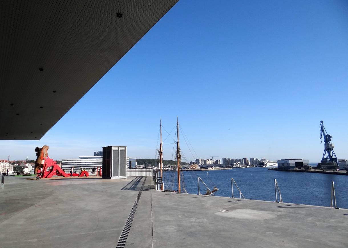Außenfläche der Bibliothek mit Aussicht auf die neuen Bauwerke im ehemaligen Industriehafen