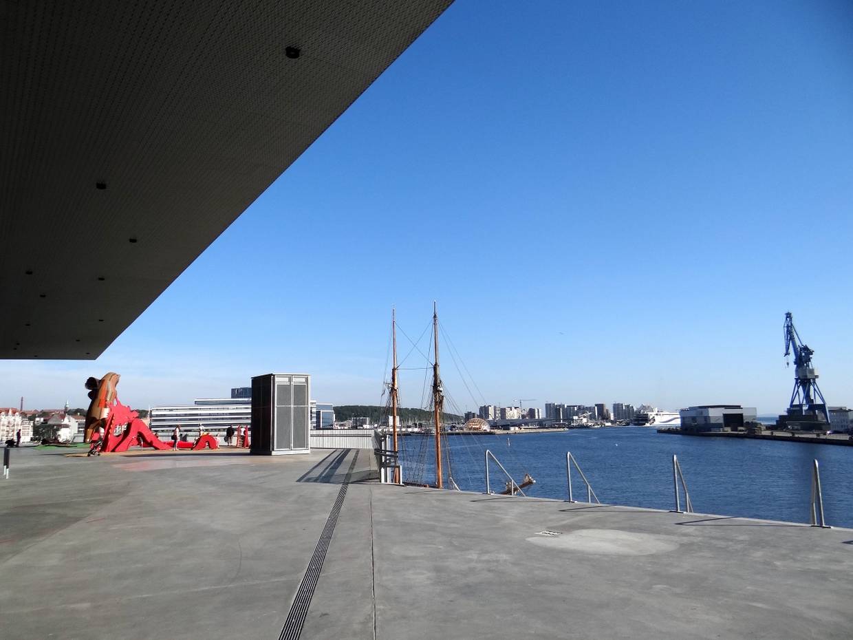 Außenfläche der Bibliothek mit Aussicht auf die neuen Bauwerke im ehemaligen Industriehafen