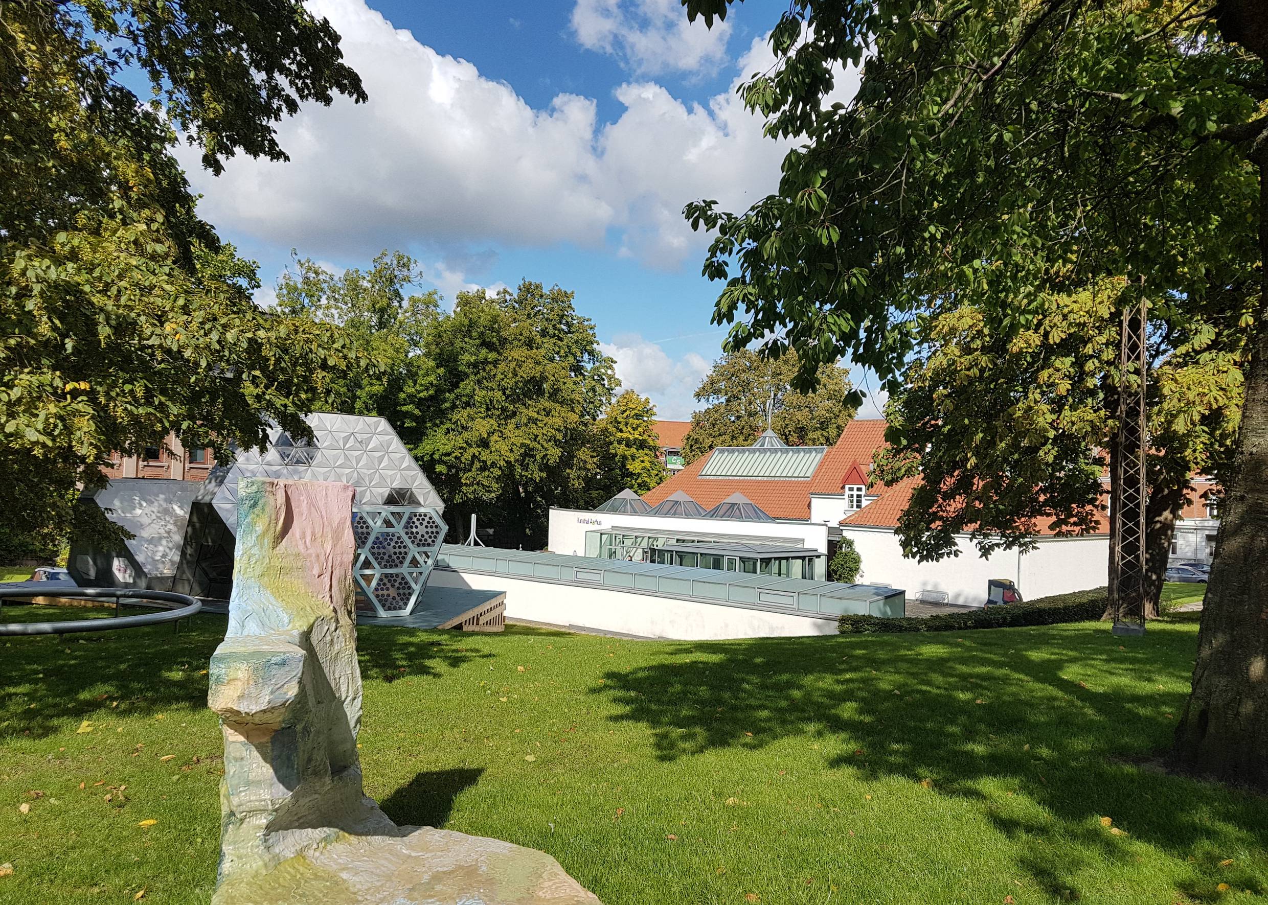 Grüner Innenhof einer Galerie mit Skulpturen