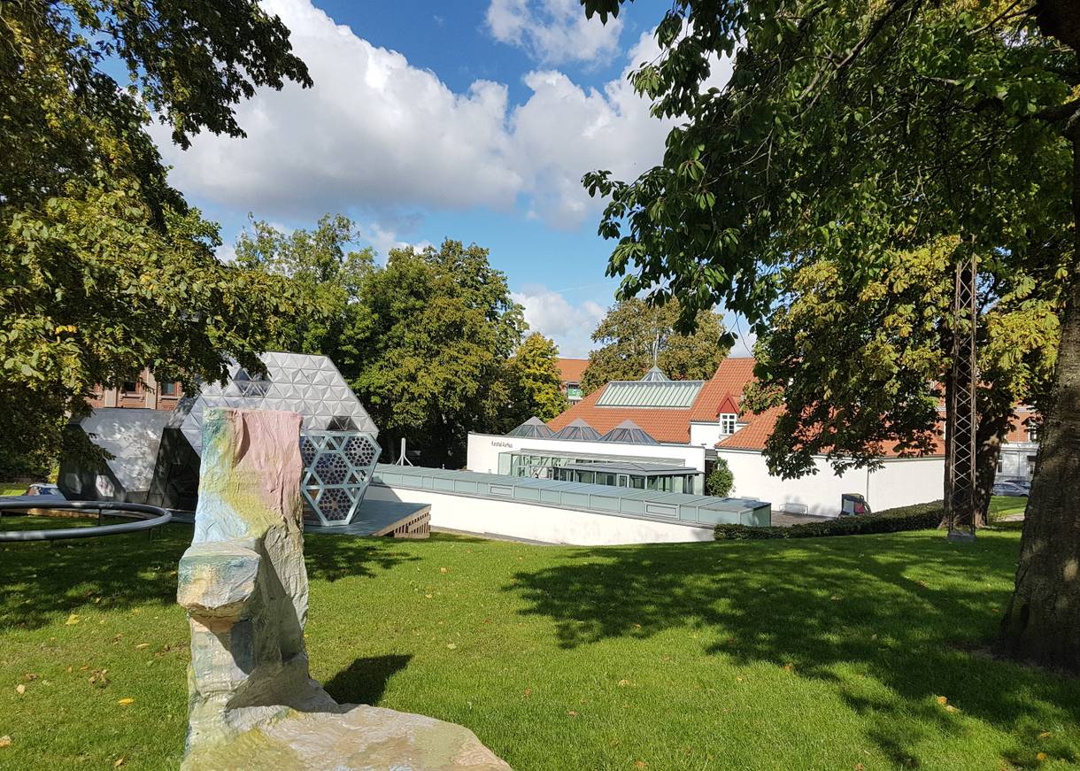 Grüner Innenhof einer Galerie mit Skulpturen