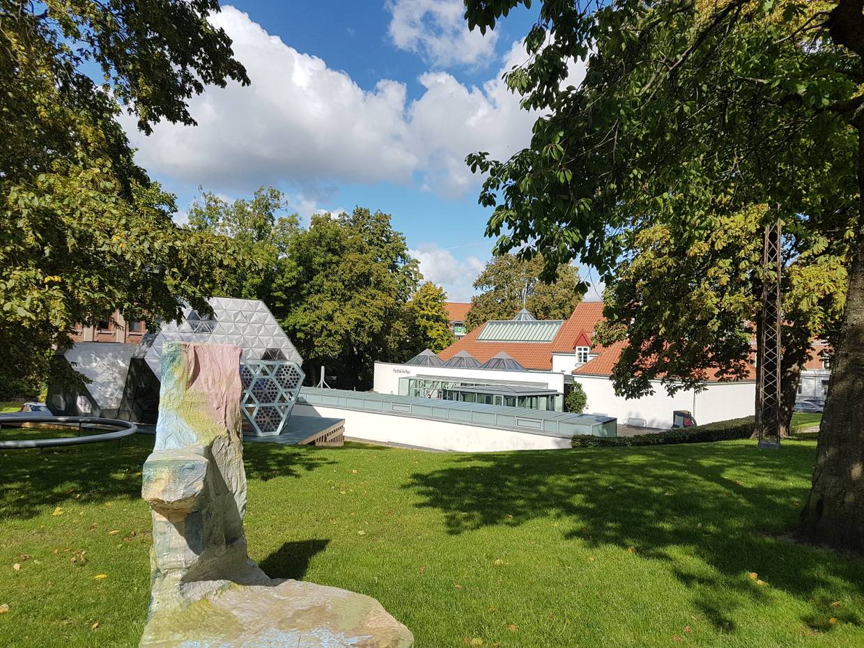 Grüner Innenhof einer Galerie mit Skulpturen