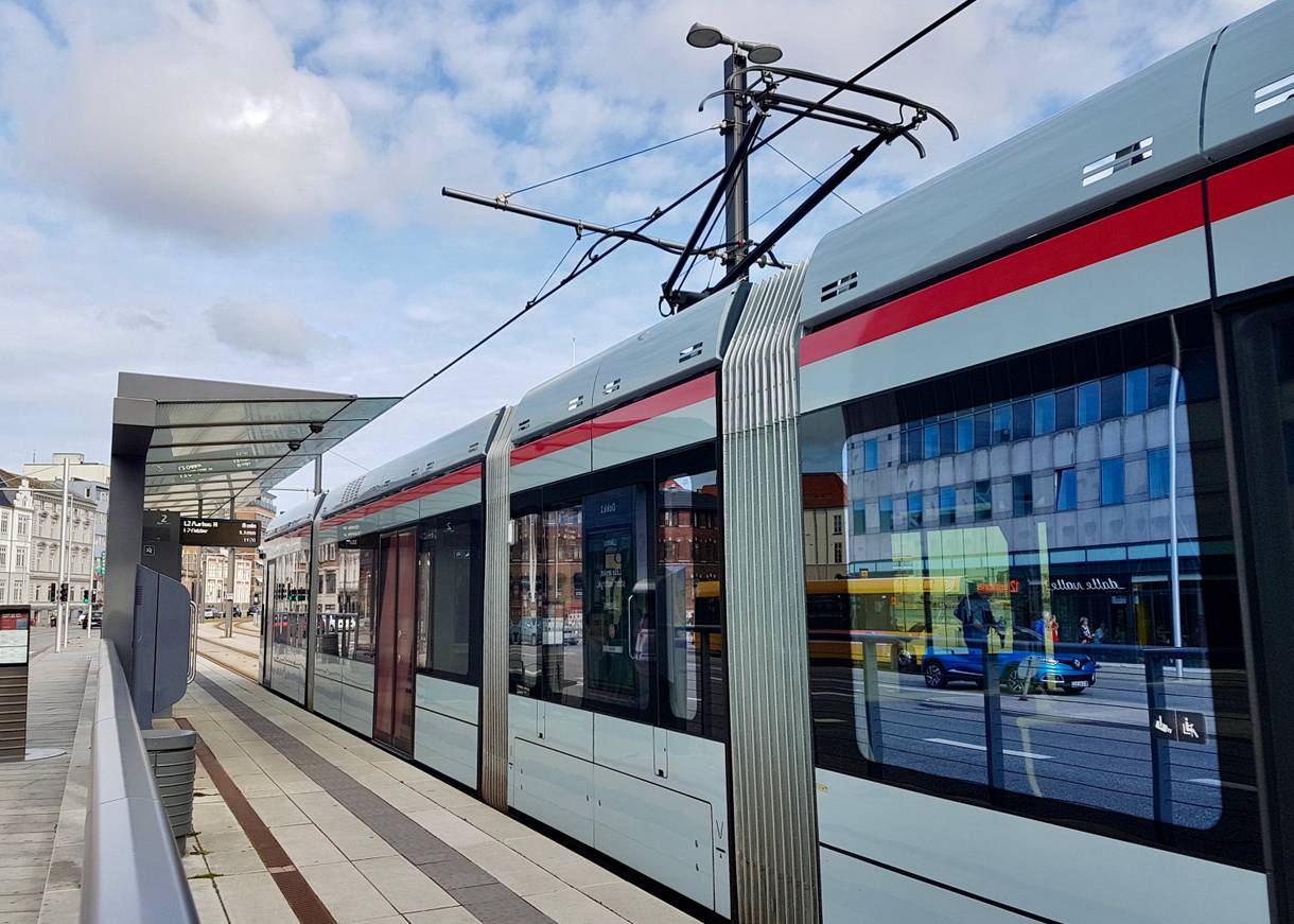Silber-rote Stadtbahn an der Haltestelle