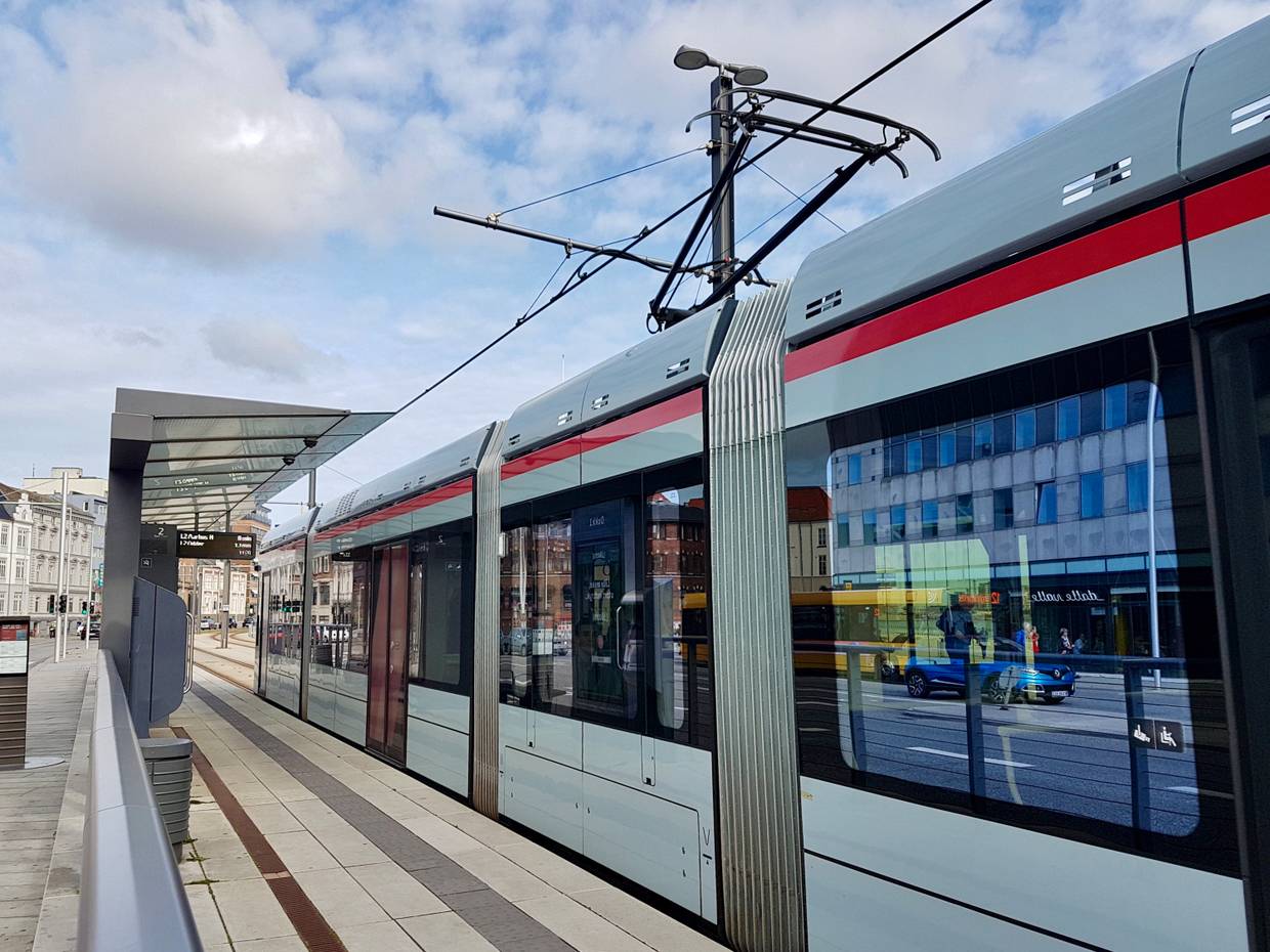 Silber-rote Stadtbahn an der Haltestelle