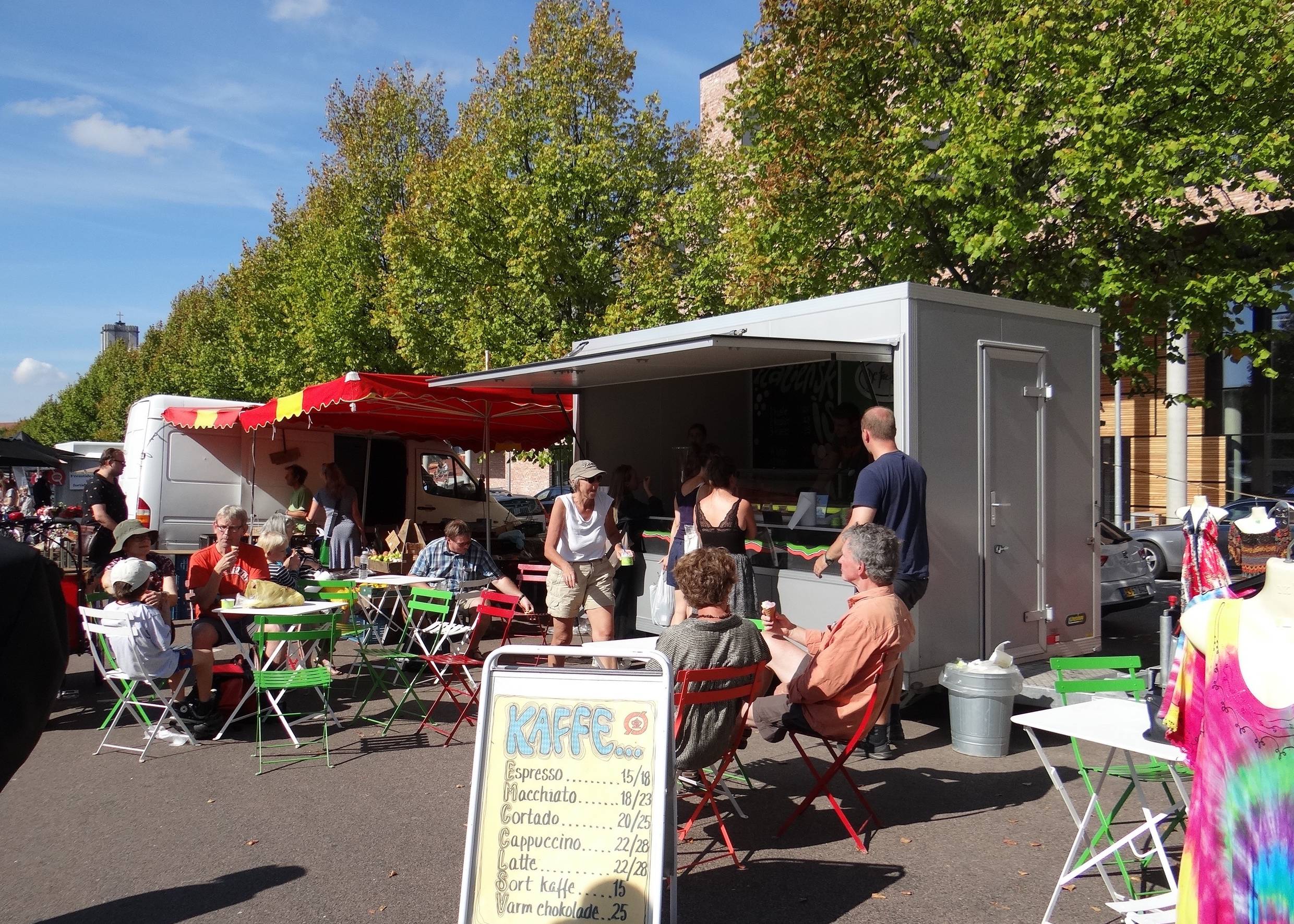 Kaffeewagen auf einem Wochenmarkt