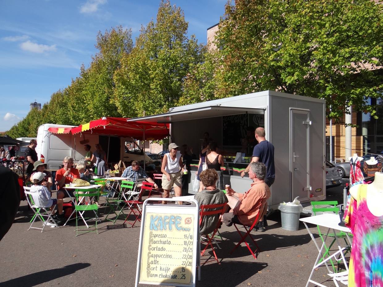 Kaffeewagen auf einem Wochenmarkt