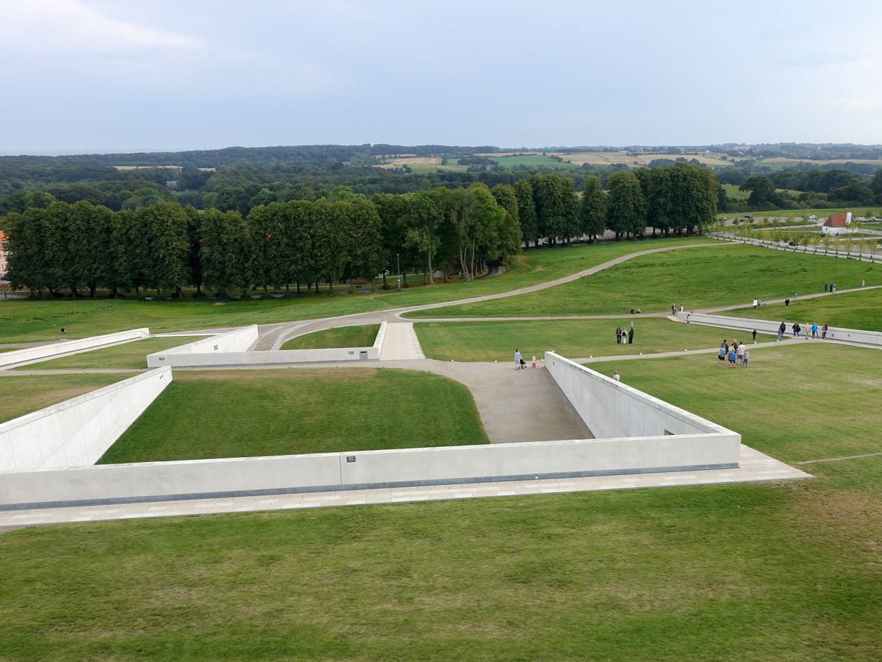 Blick auf das in den Hügel gebaute Moesgard Museum, umgeben von Wald