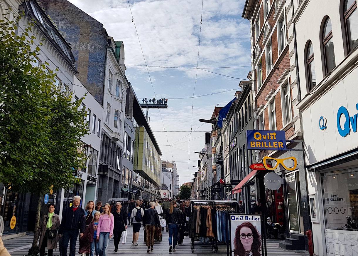 Ein Steg, der über einer Einkaufstraße in die Luft ragt