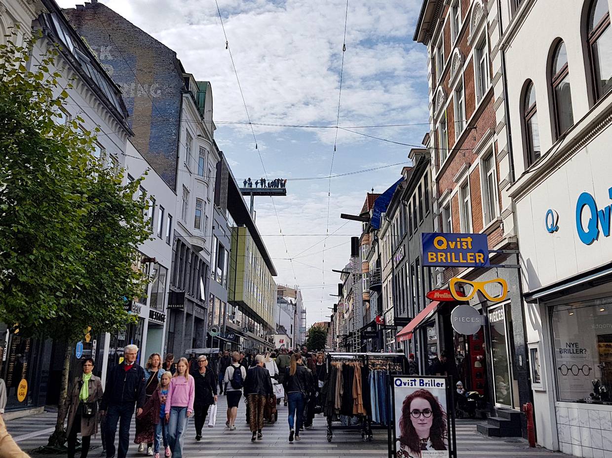 Ein Steg, der über einer Einkaufstraße in die Luft ragt