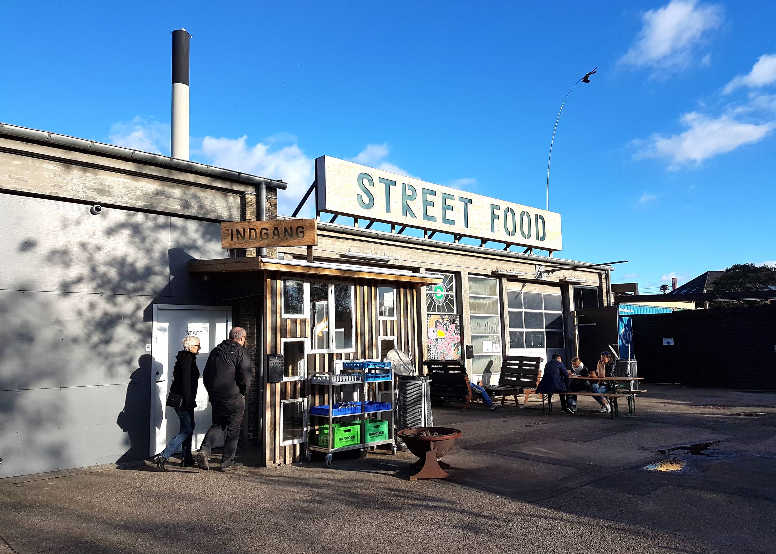 Eingang zu einer Streedfoodhalle im Gewerbegebiet