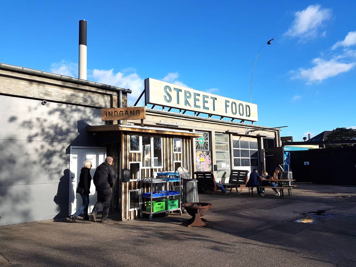 Eingang zu einer Streedfoodhalle im Gewerbegebiet