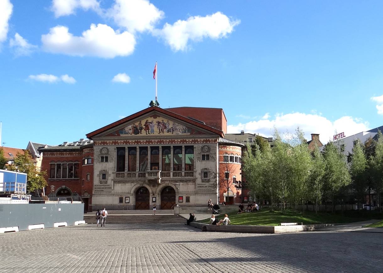 Altes Theatergebäude mit einer farbig gestalteten Säulenfront